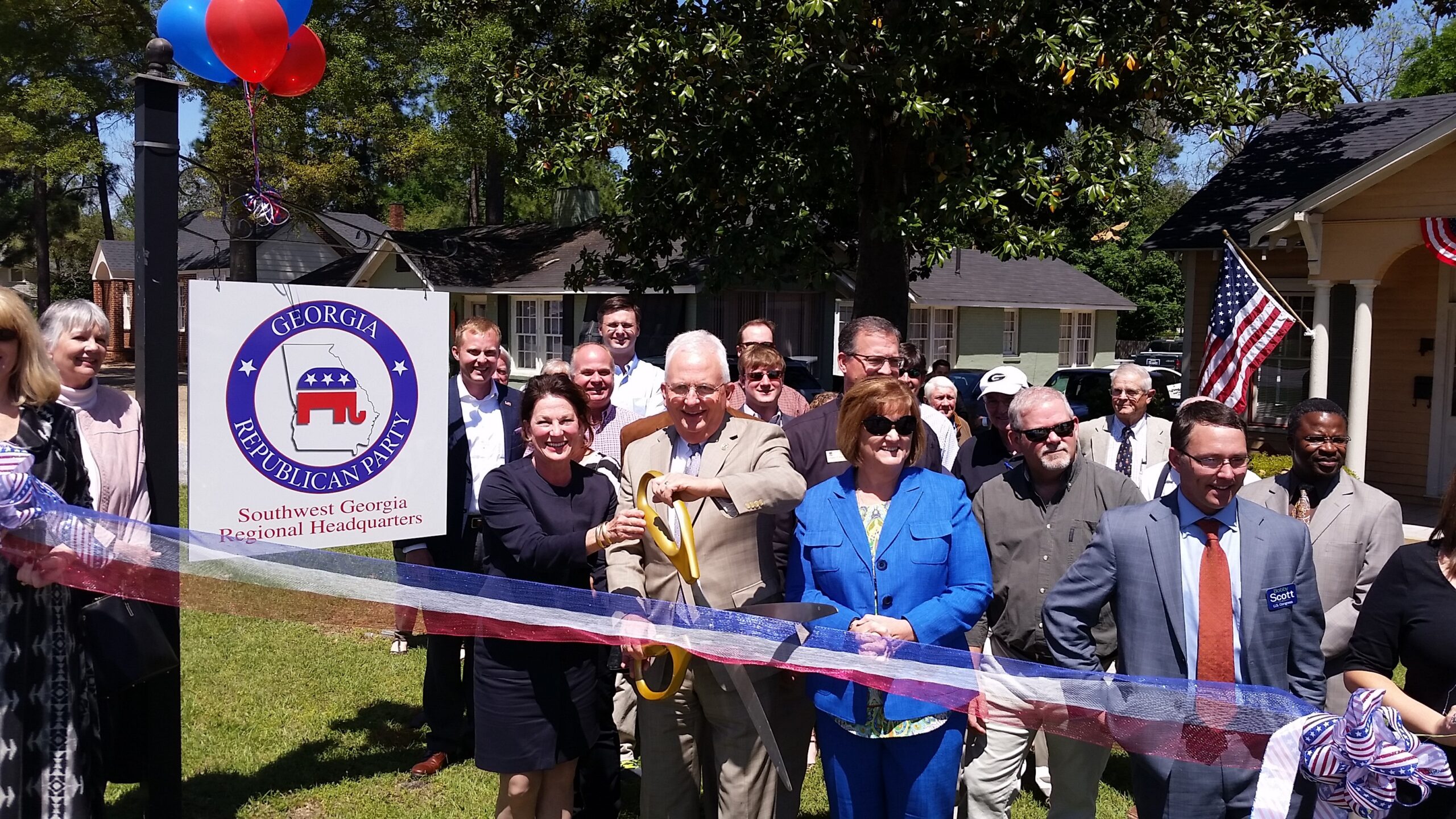 Gary Black Cuts Ribbon